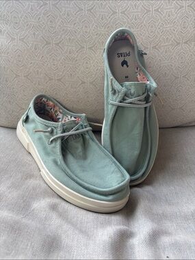 NWOT Pitas Walk In Dafne Shoes